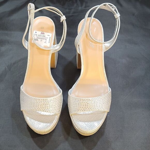 BRAND NEW BAMBOO STUDDED PLATFORM OPEN TOE SANDAL - Picture 2 of 15